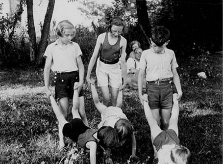 Les enfants Netter avec des amis